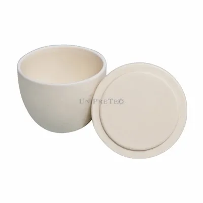 Posuda od glinice s poklopcem